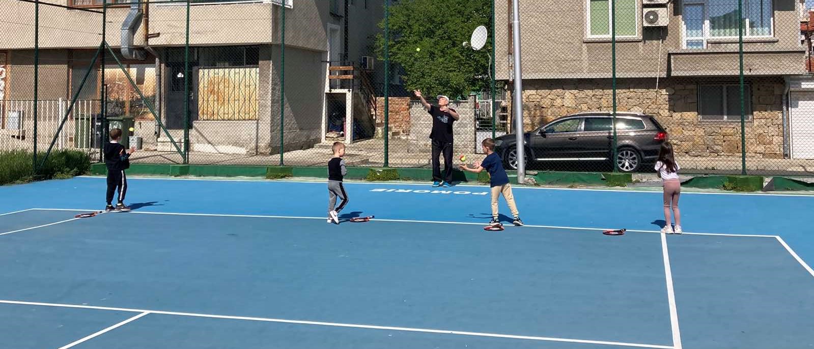 Тенис на  корт в  Поморие . Тренировки с лицензиран треньор.